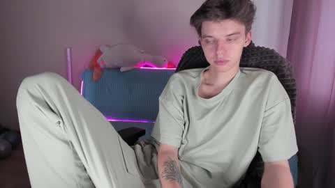 Snapshot of guy_liam1 chatting on October 15, 8:25 am guy_liam1 online show from October 15, 8:25 am