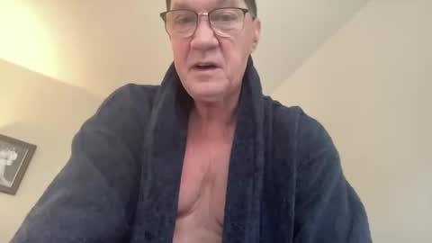 Snapshot of gwashere4u chatting on December 1, 5:35 pm gwashere4u online show from December 1, 5:35 pm