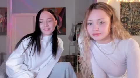 Snapshot of h1ppies chatting on December 16, 11:54 pm Ashleyblonde Ellies brunnette online show from December 16, 11:54 pm