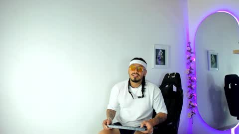 Snapshot of hache222 chatting on February 18, 12:37 am hache222 online show from February 18, 12:37 am