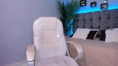 hailey_bieber_ online show from February 13, 6:37 pm