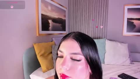 Snapshot of hailey_foxxx chatting on May 22, 10:15 pm laura online show from May 22, 10:15 pm