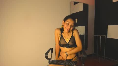haileycat_ online show from December 23, 8:00 am