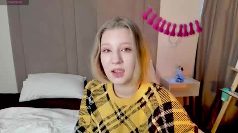 Snapshot of haileyfoxy chatting on February 19, 2:01 am Hailey online show from February 19, 2:01 am