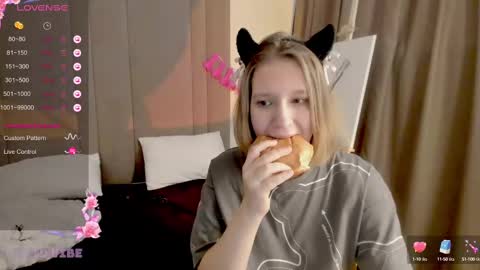 Snapshot of haileyfoxy chatting on March 1, 6:13 am Hailey online show from March 1, 6:13 am