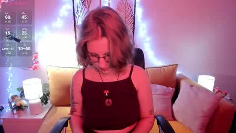 Snapshot of haileyfoxy chatting on October 18, 9:21 am Hailey online show from October 18, 9:21 am