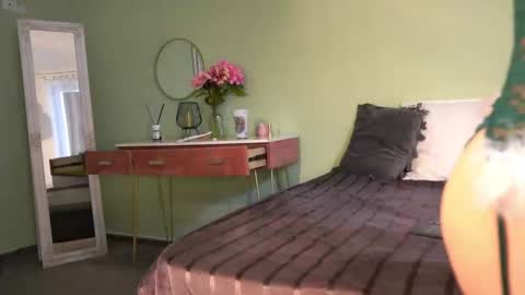 Snapshot of haileymoon85 chatting on February 17, 8:19 am Hailey online show from February 17, 8:19 am