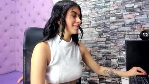 Snapshot of haileypetite chatting on May 22, 1:17 pm Hailey Petite online show from May 22, 1:17 pm
