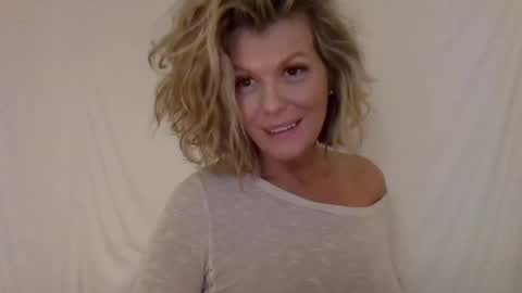 Hailey online show from December 8, 4:04 am