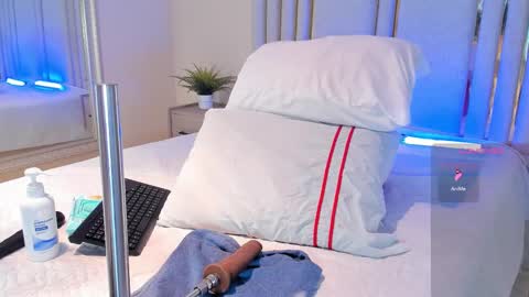 Snapshot of haileystonei chatting on September 23, 11:35 am haileystonei online show from September 23, 11:35 am