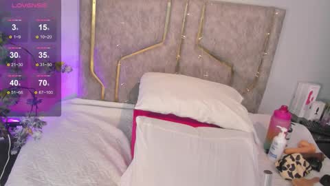 haileystonei online show from November 28, 11:35 am