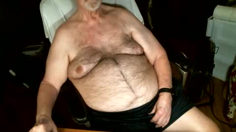 Snapshot of hairybear813 chatting on May 30, 9:34 pm hairybear813 online show from May 30, 9:34 pm