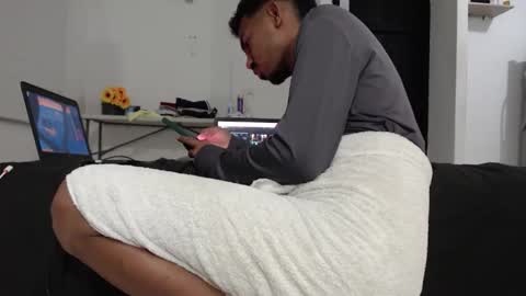 Snapshot of halfenaked17 chatting on December 4, 4:00 am halfenaked17 online show from December 4, 4:00 am