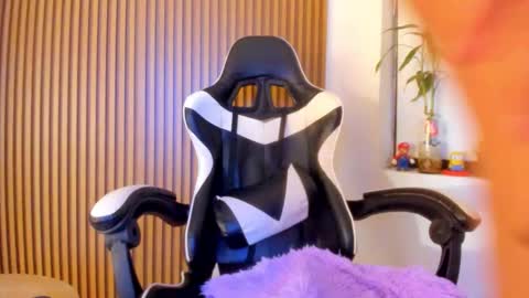 Snapshot of hall_anahiis chatting on February 22, 3:51 am Anahis online show from February 22, 3:51 am