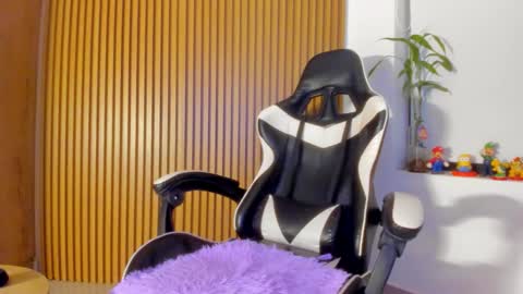 Snapshot of hall_anahiis chatting on February 23, 12:30 am Anahis online show from February 23, 12:30 am