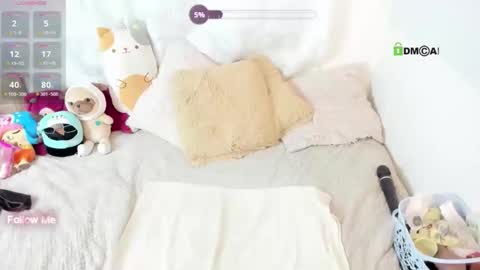 Snapshot of hallestrawberry69 chatting on April 7, 12:22 am HALLE online show from April 7, 12:22 am