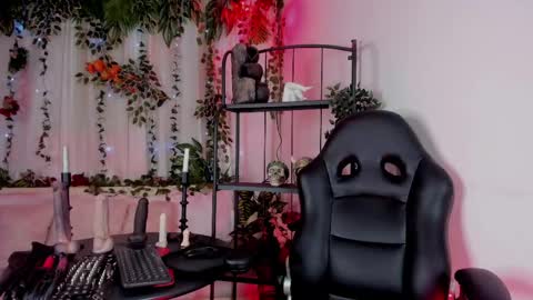 halley_ravenn online show from April 25, 9:01 pm