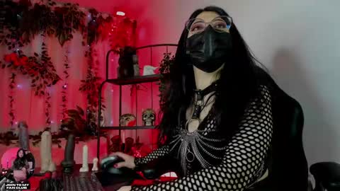 halley_ravenn online show from May 5, 8:39 pm