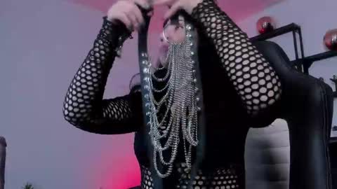 halley_ravenn online show from May 18, 9:42 pm