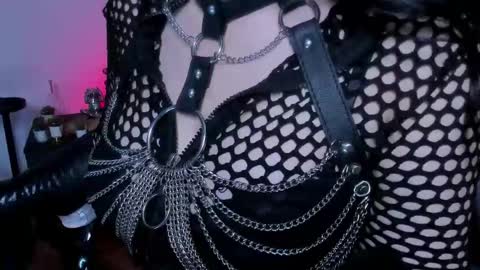 halley_ravenn online show from May 19, 1:56 am