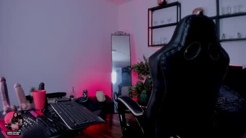 halley_ravenn online show from May 20, 9:21 pm
