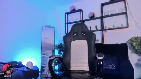 halley_ravenn online show from May 25, 9:21 pm