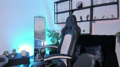 halley_ravenn online show from June 4, 8:48 pm