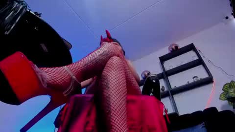 halley_ravenn online show from June 13, 8:40 pm