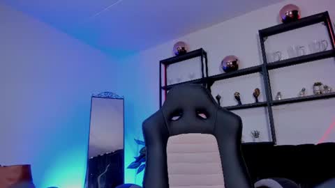 halley_ravenn online show from June 15, 8:33 pm