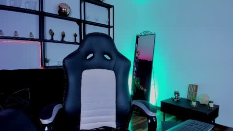 halley_ravenn online show from June 23, 8:07 pm