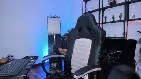 halley_ravenn online show from July 10, 8:44 pm