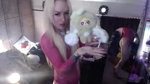 halovalentine online show from April 22, 11:06 pm