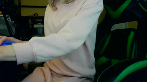 Snapshot of hamptoncriz chatting on February 26, 2:05 pm Sissy Sarah-Louise online show from February 26, 2:05 pm