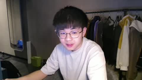 Snapshot of handsome_mannn chatting on December 19, 9:49 pm handsome_mannn online show from December 19, 9:49 pm