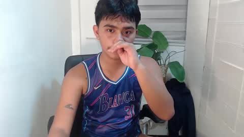 Snapshot of handsome_vanana chatting on February 24, 9:43 am handsome_vanana online show from February 24, 9:43 am