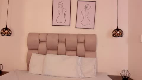 hanna__evans_ online show from November 10, 11:42 am