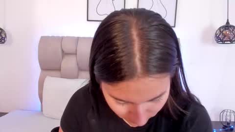 hanna__evans_ online show from December 16, 12:21 pm