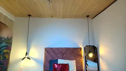  H A N N A  online show from February 10, 7:40 pm