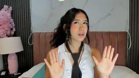 Hanna  online show from June 11, 7:45 pm