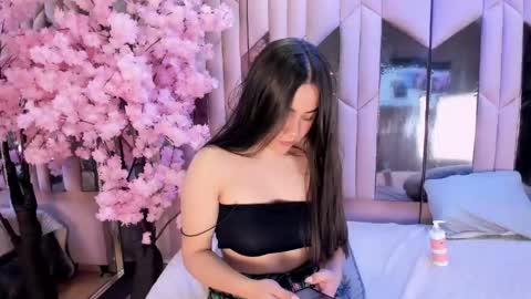 hannacollins_2 online show from April 24, 2:19 pm