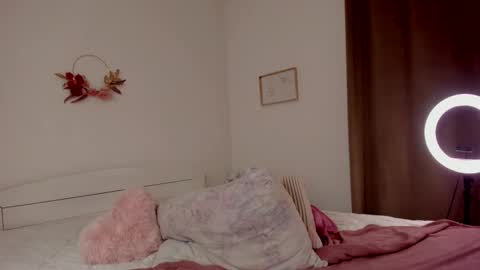 HannahIm a simple girl who likes gifts Lovense is activeThere are legends that in this room all your wish can come true online show from February 15, 8:22 am