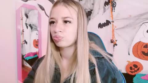 Snapshot of hannah_026 chatting on October 22, 10:37 am Hannah 027 online show from October 22, 10:37 am