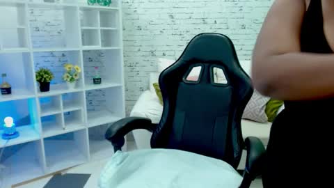 Hannah  online show from October 15, 11:43 am