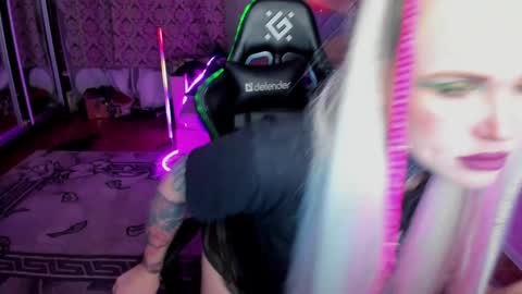 Hannah online show from December 4, 1:03 am