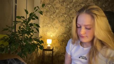 hannah levis  online show from February 24, 10:36 pm