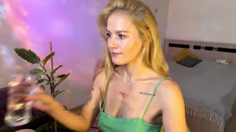 hannah levis  online show from October 1, 8:09 am