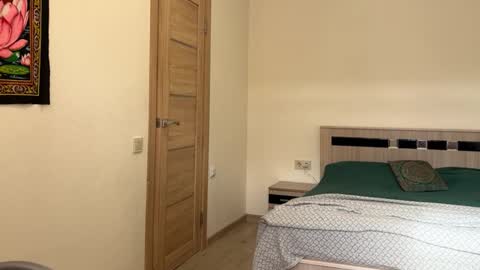 hannah levis  online show from February 12, 7:47 am