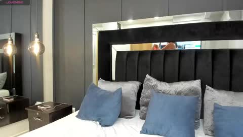 Hannah Milton online show from December 18, 11:00 pm