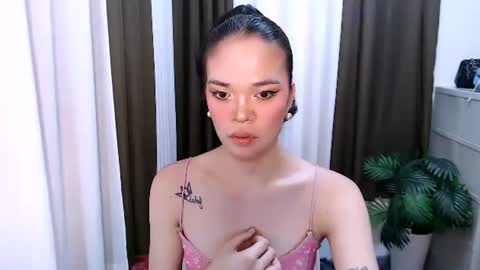 HANNAH online show from May 19, 1:56 am