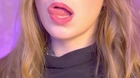 Snapshot of hannahmonttana chatting on September 30, 4:06 am Pearl online show from September 30, 4:06 am